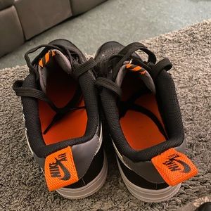 Size 5 youth sneakers NIKE AIR FORCE 1